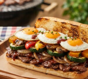 ウワサのお客さまのレシピ・夏野菜と目玉焼きのフィリーステーキ