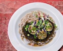 滝沢カレン&和田明日香のフィーリンきっちんのレシピ・揚げナスともずくのぶっかけ蕎麦