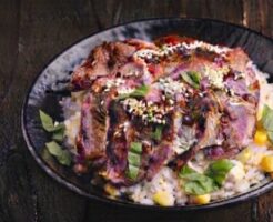 滝沢カレン&和田明日香のフィーリンきっちんのレシピ・牛ヒレステーキのスタミナ丼～黄色のスタミナコーンごはん