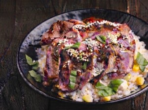滝沢カレン&和田明日香のフィーリンきっちんのレシピ・牛ヒレステーキのスタミナ丼~黄色のスタミナコーンごはん