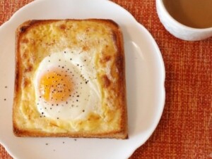 ぺこもぐキッチンのレシピ・目玉焼き乗せトースト