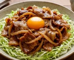 キューピー3分クッキングのレシピ・豚バラのスタミナ炒め 卵黄のせ