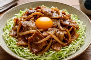 キューピー3分クッキングのレシピ・豚バラのスタミナ炒め 卵黄のせ