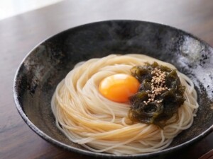ソレダメのレシピ・釜玉もずくそうめん