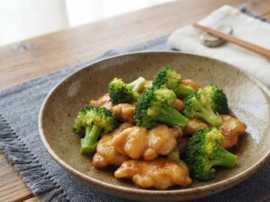 DAIGOも台所のレシピ・鶏とブロッコリーのにんにく醤油炒め