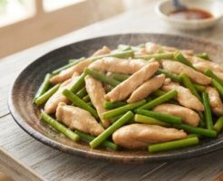 きょうの料理ビギナーズのレシピ・鶏むね肉とにんにくの芽の炒め物