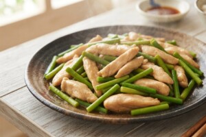 きょうの料理ビギナーズのレシピ・鶏むね肉とにんにくの芽の炒め物