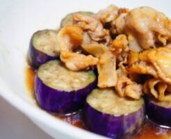 きょうの料理ビギナーズのレシピ・揚げなすと豚肉の黒酢だれ