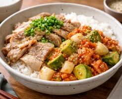 ウワサのお客さまのレシピ・焼かないアボカド豚キムチ丼