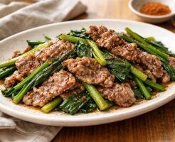 ぺこもぐキッチンのレシピ・熊肉の葉野菜にんにく炒め