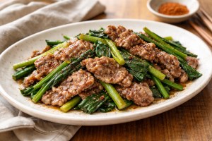 ぺこもぐキッチンのレシピ・熊肉の葉野菜にんにく炒め