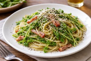 DAIGOも台所のレシピ・豆苗と黒こしょうのパスタ