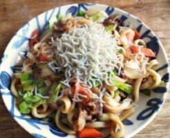 滝沢カレン&和田明日香のフィーリンきっちんのレシピ・野菜たっぷり焼きうどん
