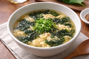 あさイチのレシピ・しそとわかめのふりかけのたまごスープ