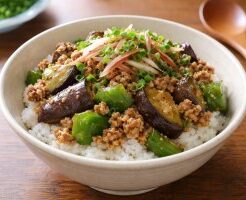 ぺこもぐキッチンのレシピ・ナスとピーマンとひき肉の麹丼