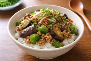 ぺこもぐキッチンのレシピ・ナスとピーマンとひき肉の麹丼