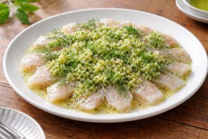 和田明日香とゆる宅飲みのレシピ・白身魚のカルパッチョ きゅうりソース