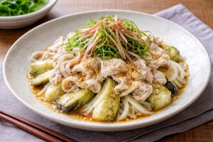 DAIGOも台所のレシピ・蒸しナスと豚肉の温サラダ