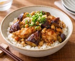 キューピー３分クッキングのレシピ・鶏となすの豆しぎ丼