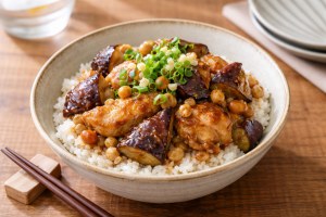 キューピー3分クッキングのレシピ・鶏となすの豆しぎ丼