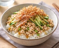 DayDay(デイデイ)のレシピ・鶏むねひき肉のさっぱり丼
