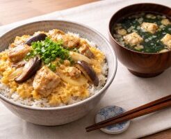 どさんこワイド179のレシピ・お麩とキノコの卵とじ丼＆即席ワカメ味噌汁