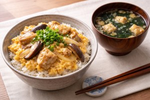 どさんこワイド179のレシピ・お麩とキノコの卵とじ丼＆即席ワカメ味噌汁