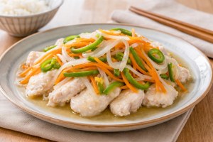 どさんこワイド179のレシピ• ゆで鶏のマリネ