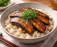 DayDay(デイデイ)のレシピ・ピリ辛秋なすの蒲焼き山椒ごはん