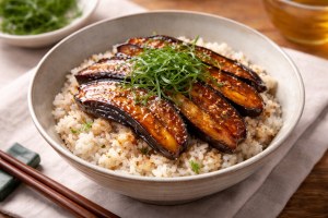 DayDay(デイデイ)のレシピ・ピリ辛秋なすの蒲焼き山椒ごはん