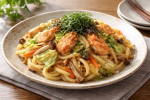 水野真紀の魔法のレストランのレシピ・中華風サーモンの焼きうどん