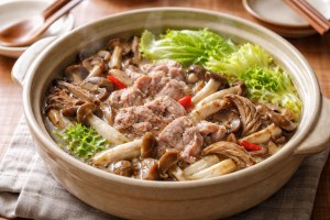 ぺこもぐキッチンのレシピ・豚肉とキノコのエスニック鍋